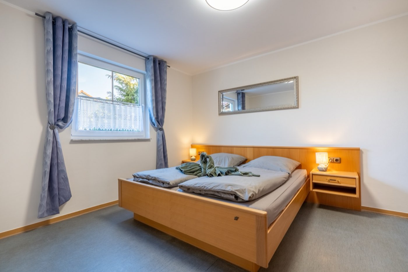 Schlafzimmer mit Doppelbett in ruhigen Naturtönen