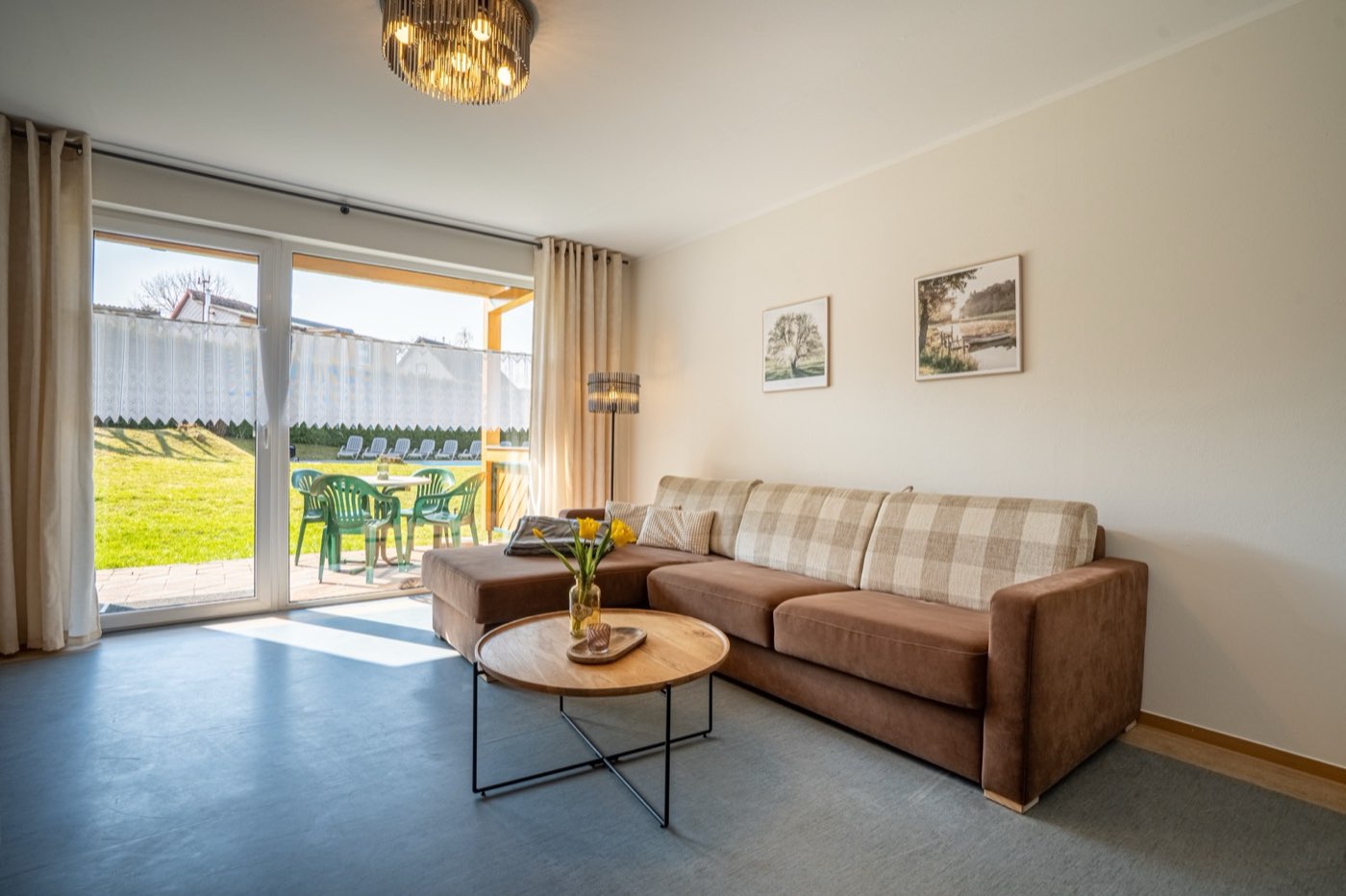 Heller Wohnbereich der Ferienwohnung – Appartement Typ A