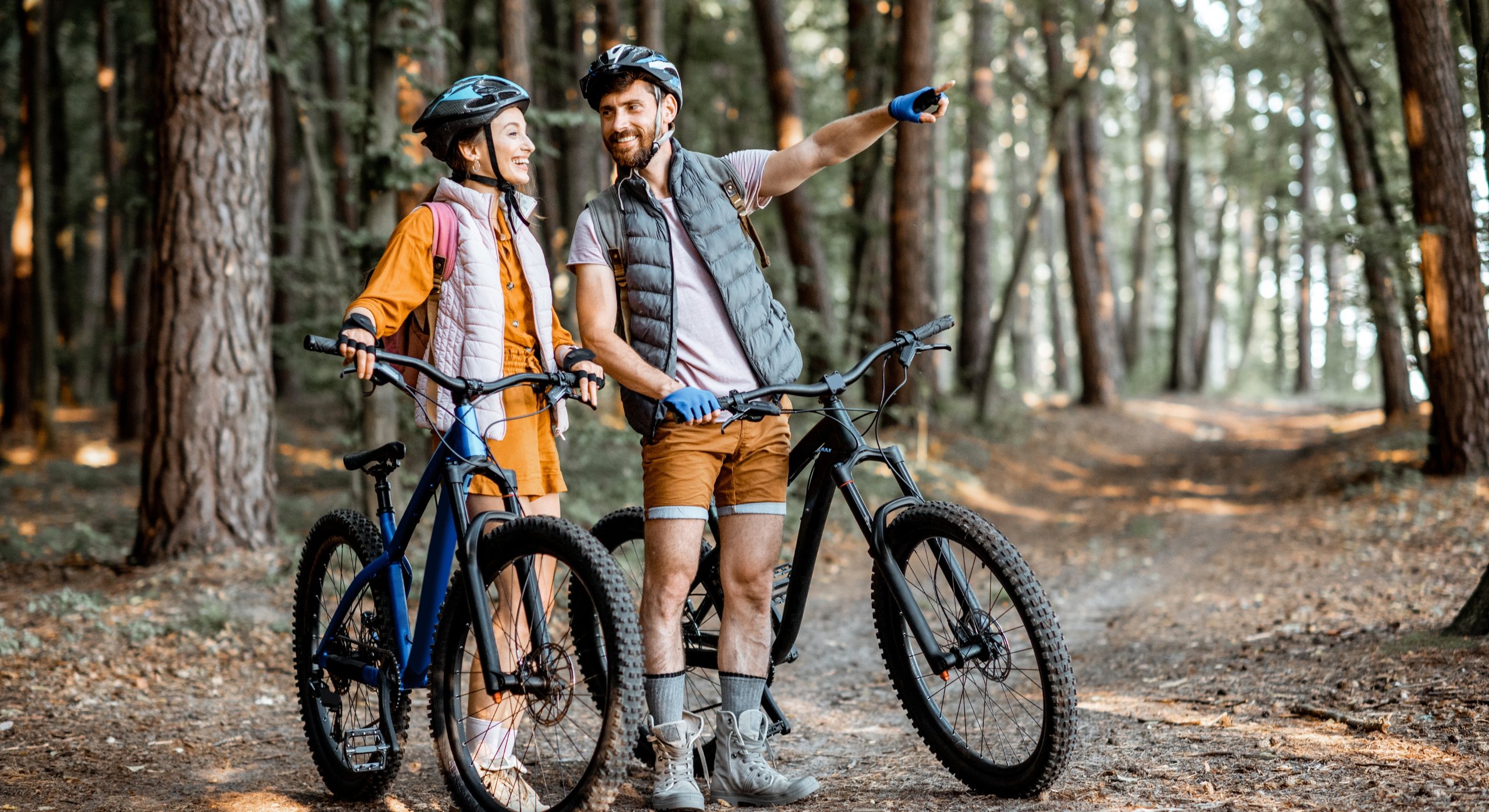 Paar mit Mountainbikes auf einem Waldweg im Harz — Elementa Lodges by Plan B