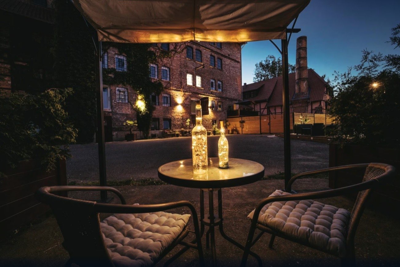 Innenhof des Speichergebäudes am Abend